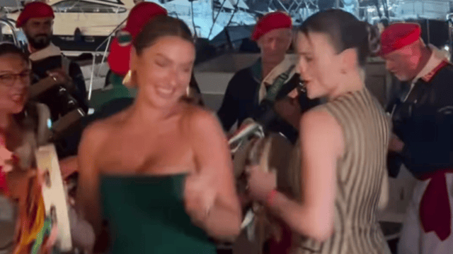 Hadise, Joey King ile dans etti
