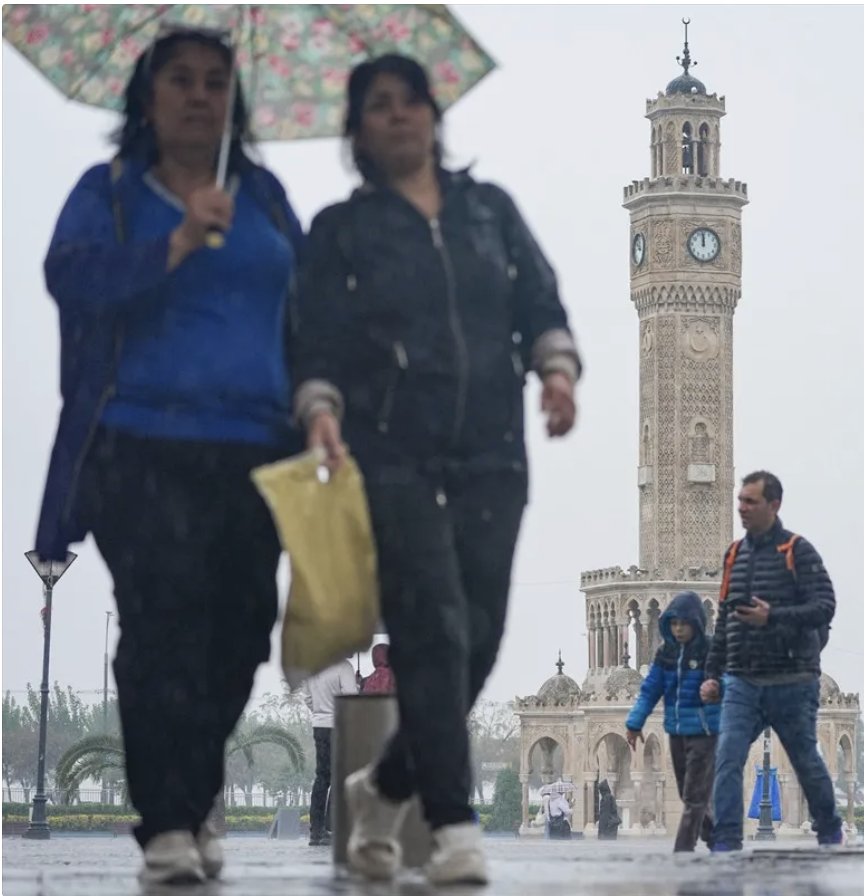 İzmir'de sağanak etkili oldu: Otomobil çukura düştü