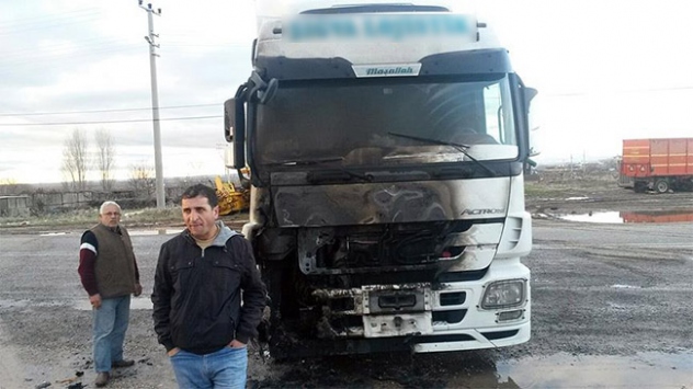 Şırnak'ta teröristler yol kesip tır yaktı